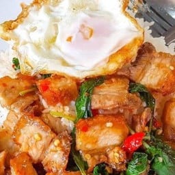 กระเพราหมูกรอบ+ไข่ดาว