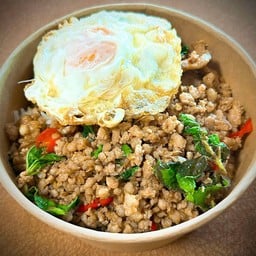 กะเพราไข่เจียวทรงเครื่อง