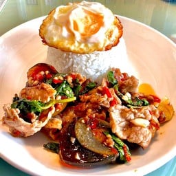 กะเพราเนื้อไข่เยี่ยวม้า+ไข่ดาว ราดข้าว