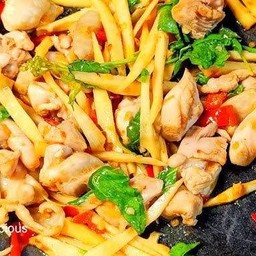 ข้าวกระเพราไก่หน่อไม้ปากเจ่อ