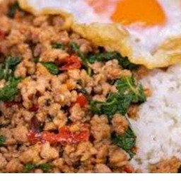 ผัดกระเพราหมูสับราดข้าว