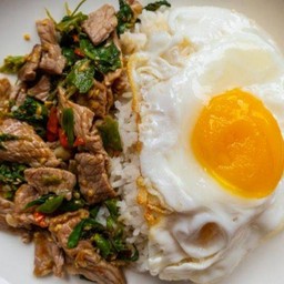 กระเพราเนื้อชิ้น