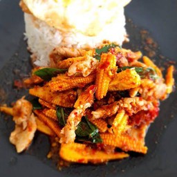 ข้าวราด ผัดพริกแกงไก่  ใส่ข้าวโพดอ่อน