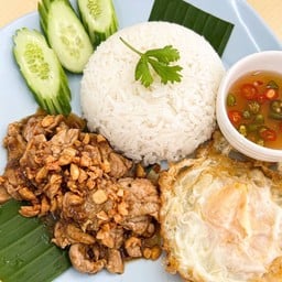 ข้าวหมูชิ้นกระเทียม