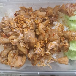 ข้าวราดไก่ทอดคั่วพริกเกลือ