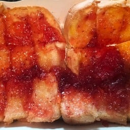 ขนมปังปิ้งหน้าแยมสตรอเบอร์รี่