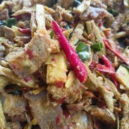 หมูกรอบผัดพริกแกงหน่อไม้