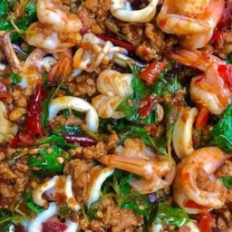 กะเพรารวมราดข้าว (ลูกค้าเลือกเนื้อสัตว์เอง)