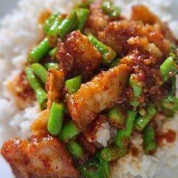 ข้าวราด ผัดพริกแกงหมูกรอบ ใส่ข้าวโพดอ่อน