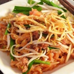 ผัดหมี่โคราช (ใส่ไข่) รสจัดจ้าน