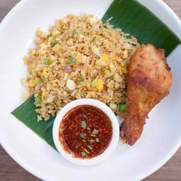 ข้าวผัดไข่+ไก่ทอดจิ้มแจ่ว (ส่วนสะโพก)