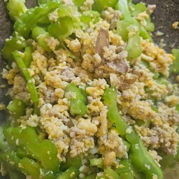 ผัดมะระใส่ไข่ราดข้าว