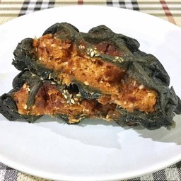 Leanlife วาฟเฟิลไส้ชาโคลไส้กรอกไก่หยองน้ำพริกเผา