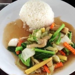 ผัดผักรวมทะเลราดข้าว