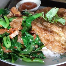 ข้าวคะน้าหมูกรอบ