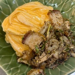 ข้าวไข่ข้น ลาบหมูกรอบ