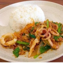 ผัดปลาหมึกไข่เค็มราดข้าว