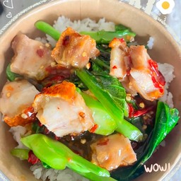 ข้าวคะน้าหมูกรอบ