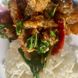 กระเพราหมูกรอบ