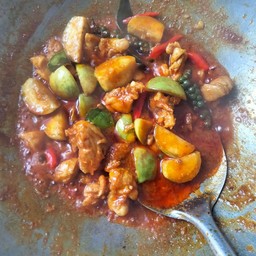 ผัดเผ็ดไก่ใส่มะเขือ