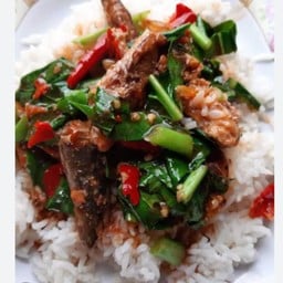 คะน้าปลากระป๋องราดข้าว