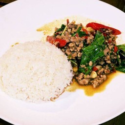 กระเพราหมูสับราดข้าว