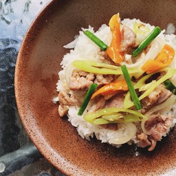 หมูผัดพริกอ่อนราดข้าว