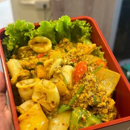 ปลาหมึกผัดผงกระหรี่ (กับข้าว)