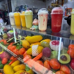 นมหมีปั่น ราดสตอเบอรี่