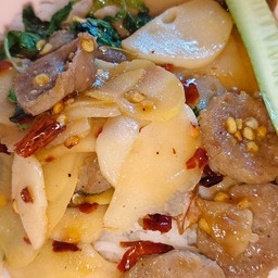 ข้าวผัดกระเพราลูกชิ้นเอ็นเนื้อ(โกเด้ง)หน่อไม้ดอง