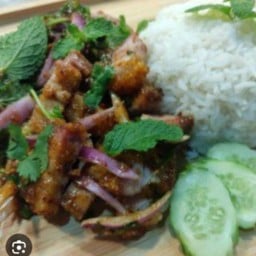น้ำตกหมูกรอบราดข้าว