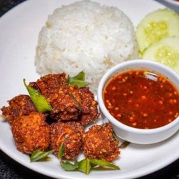 ข้าวหน้าลาบหมูทอด