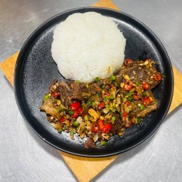 ข้าวเนื้อตุ๋นคั่วพริกเกลือ