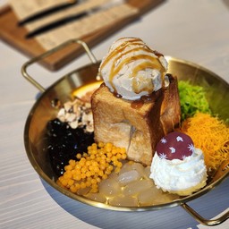 เมนูของหวาน signature ของร้าน topping ด้วยไอศรีมตาลโตนด