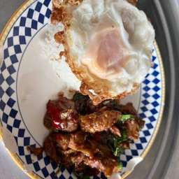 ข้าวกระเพราเนื้อชิ้น