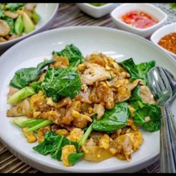 เส้นใหญ่ผัดซีอิ๋ว