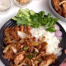 ข้าวลาบไก่ทอดสไปซี่ (ส่วนสะโพก)