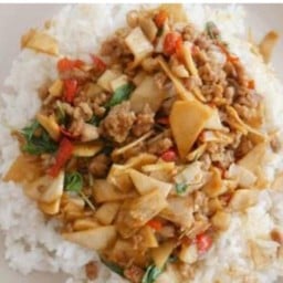กระเพราหมูหน้อไม้ดองราดข้าว