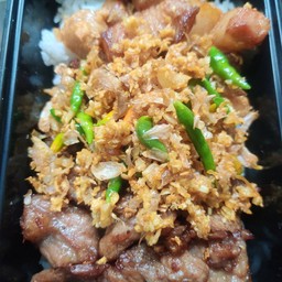 ข้าวหมูสามชั้น + เนื้อทอดกระเทียมพริกขี้หนูสด