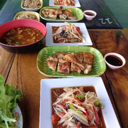 ไก่ย่าง-ส้มตำเจ๊อ้อสะพานลอยมาลัยทอง