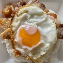 ข้าวหมูกรอบไข่ดาวน้ำจิ้มแจ่วรสเด็ด