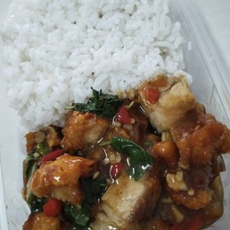 กะเพราหมูกรอบราดข้าว
