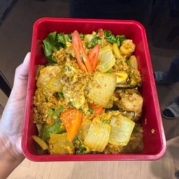 ทะเลรวมผัดผงกระหรี่ (กับข้าว)