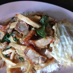 ข้าวหมูกรอบผัดพริกสดหน่อไม้