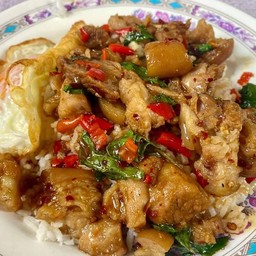 ข้าวกะเพราขาหมู+ไข่ดาว