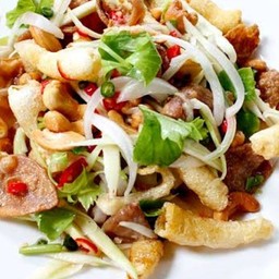 ยำสามกรอบ มะม่วง ปลาหมึกกรอบ กุ้งแห้ง ปลากรอบ