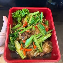 ผัดคะน้า หมูกรอบ (กับข้าว)