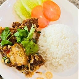 หมูกรอบคั่วพริกเกลือราดข้าว