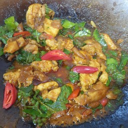 ไก่ผัดใบยี่หร่า