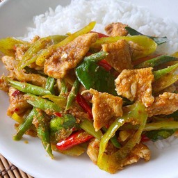 ผัดพริกแกงไก่ราดข้าว